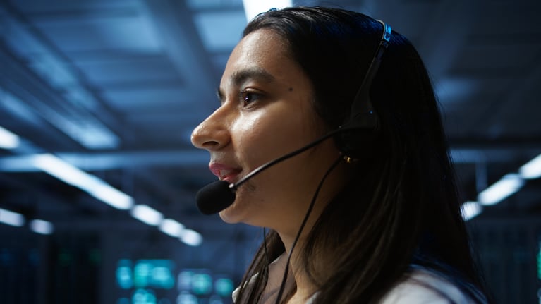 it-expert-server-room-providing-technical-support-customers